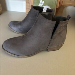 Women’s Gray Chelsea Ankle Boot - Stylish Everyday Comfort